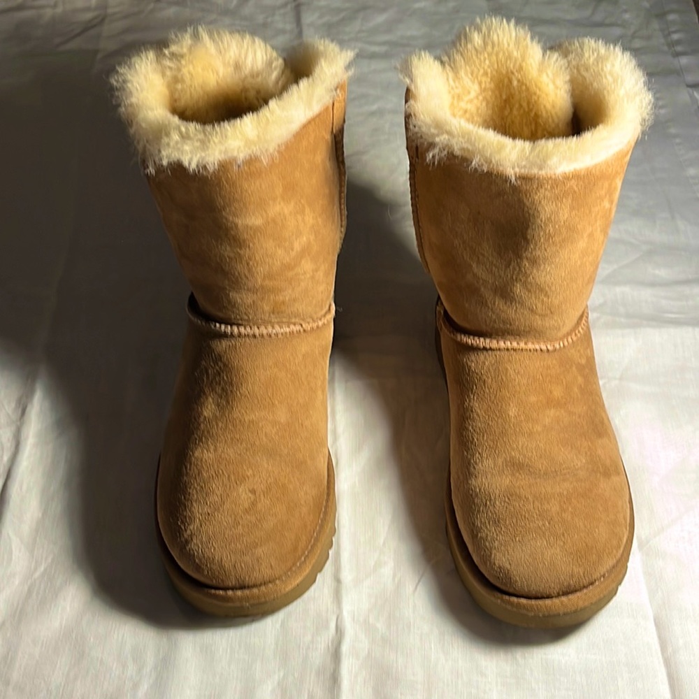 UGG Bailey Bow Boots Wms Size 7